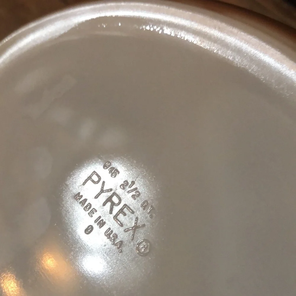 1960’s Vintage Pyrex-Americana Print in Brown/Gold-2.5 Quart Oval-No Lid - Picture 17 of 17